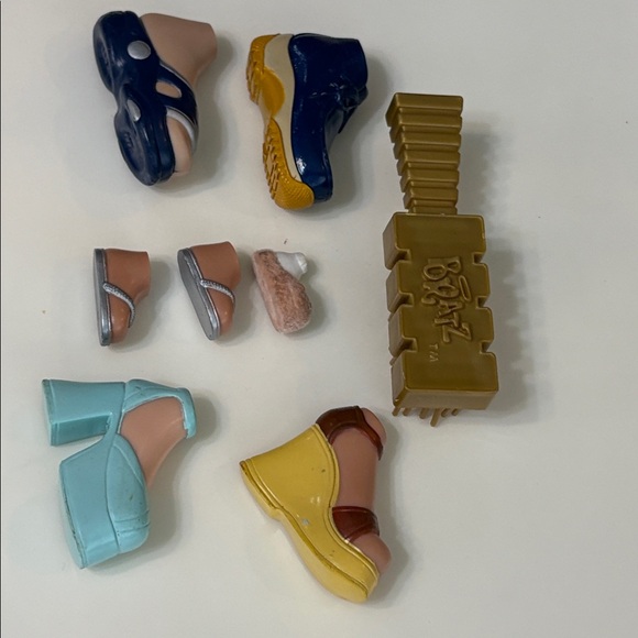 Bratz doll feet and brush - Picture 1 of 2